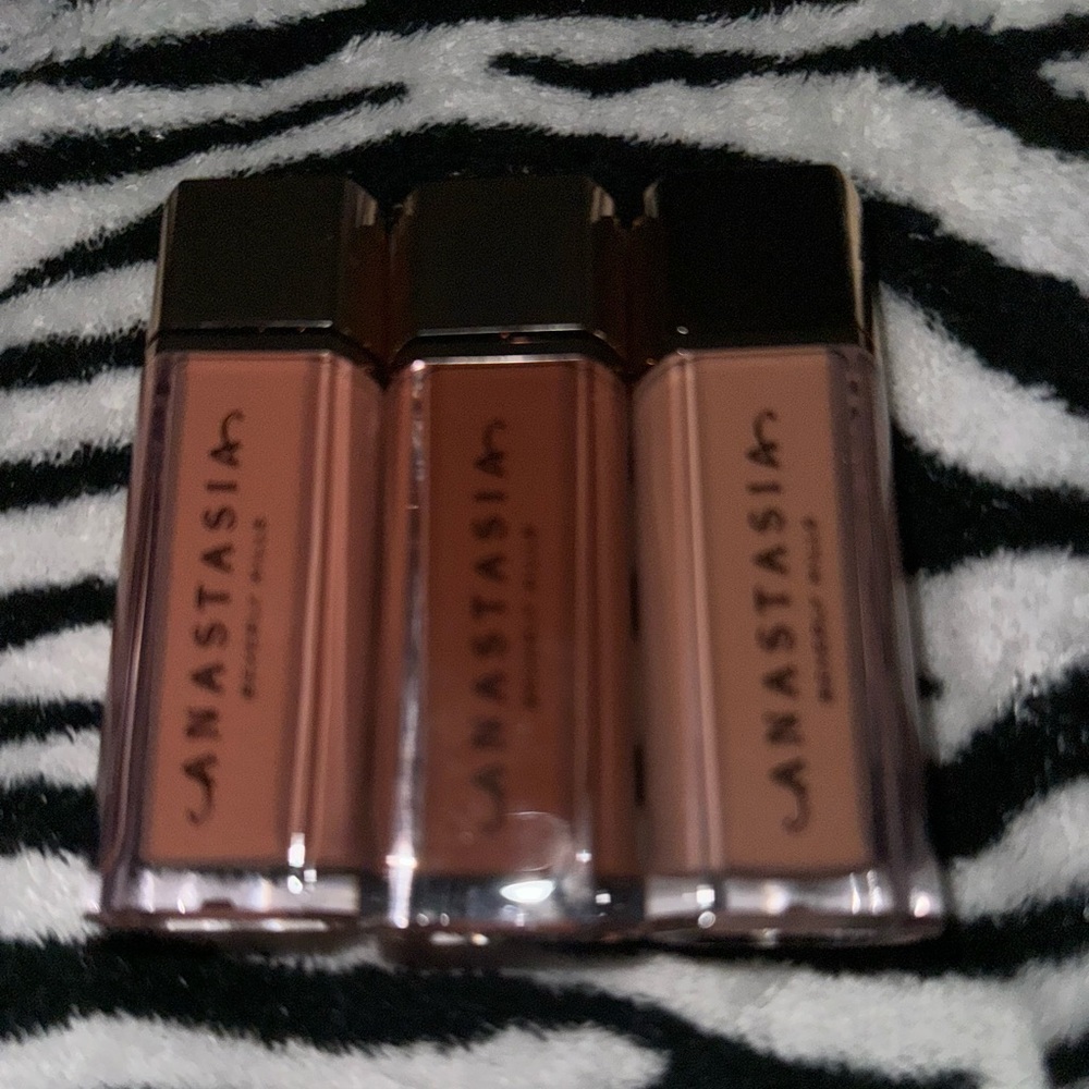 3️⃣BRAND NEW IN BOXES:ANASTASIA BH LIP VELVETS💄IN CRUSH,PARCHMENT,&PEACHY NUDE